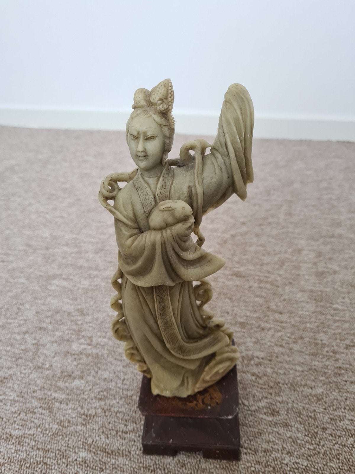 Oud Chinees beeldje van een vrouw in steen, Ophalen of Verzenden, 20 - 50 cm, Beeld, Beige