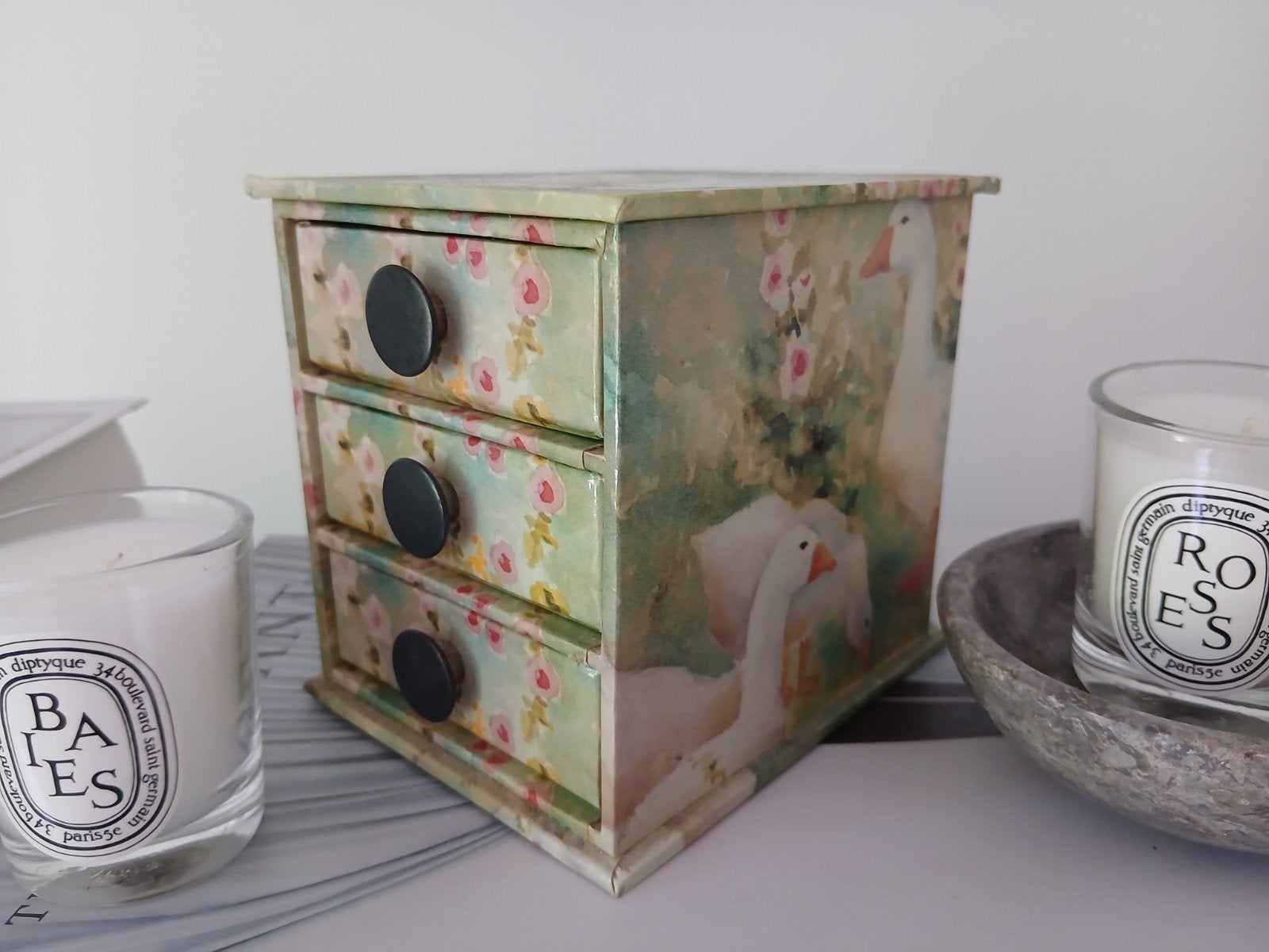 Vintage doosje met 3 lades met ganzen en rozen erop nu €7,99, Antiek en Kunst, Curiosa en Brocante, Ophalen of Verzenden