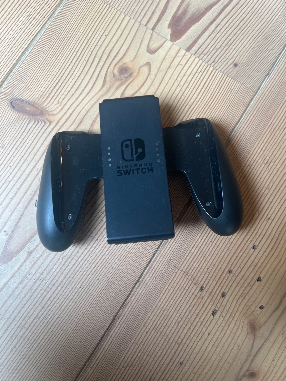 Nintendo Switch Joy-Con Grip Oplader, Ophalen of Verzenden, Gebruikt, Zonder controller, Switch Original