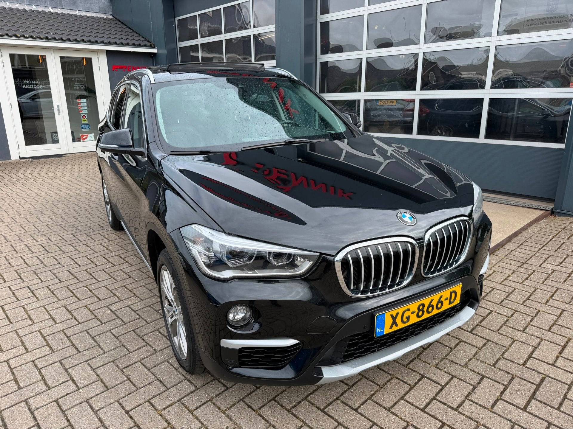 BMW X1 SDrive20i High Executive / SportLeder / Pano / Head-U, 1998 cc, Zwart, Bedrijf, 1455 kg
