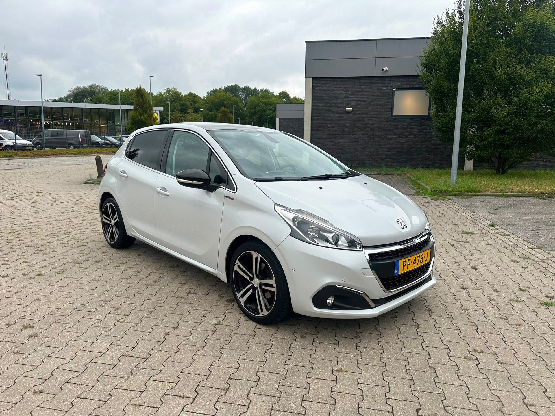 Peugeot 208 1.2 GT-line AUTOMAAT, Dealer onderhouden, Gebruikt, Euro 6, 1199 cc