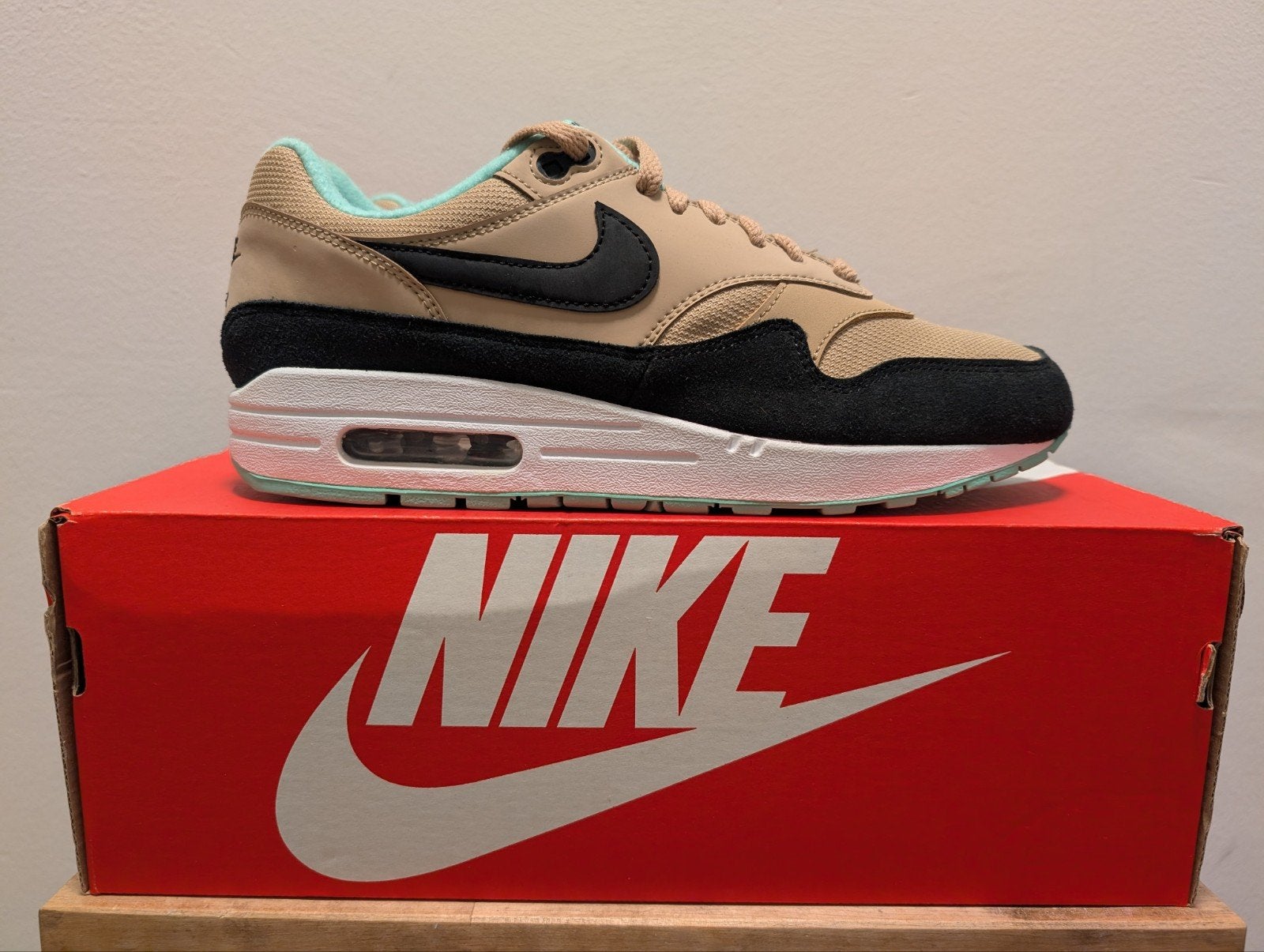 Nike Air Max 1 Desert Black Green Glow 42,5, Nike air max, Overige kleuren, Nieuw, Ophalen of Verzenden