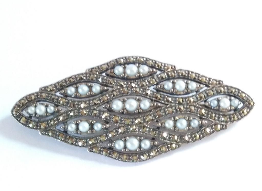 zilveren BROCHE 5,5x 2,5 cm  met Zaadparels en Markasietjes, Ophalen of Verzenden, Zilver, Broche, Met edelsteen