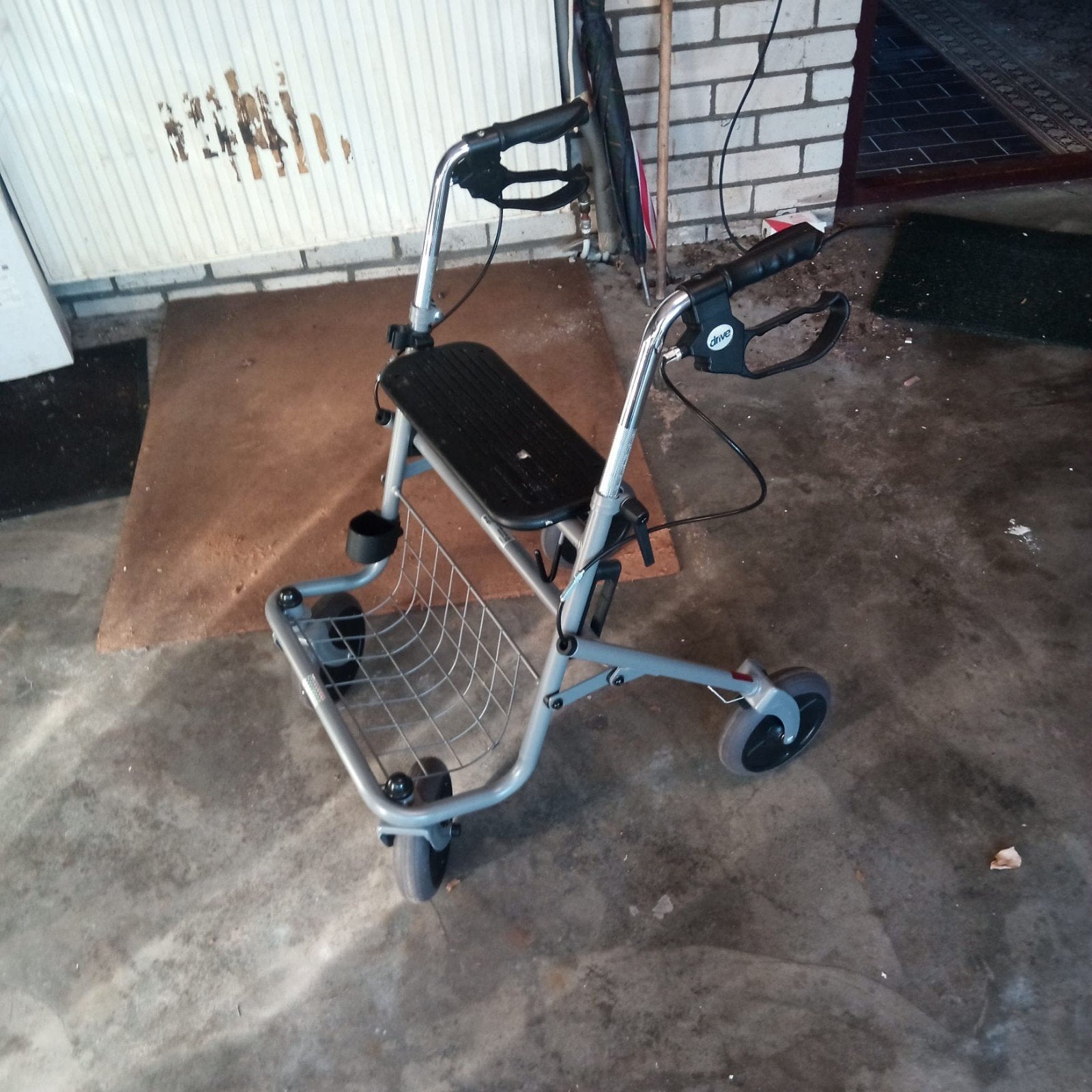 Grijze rollator, Ophalen