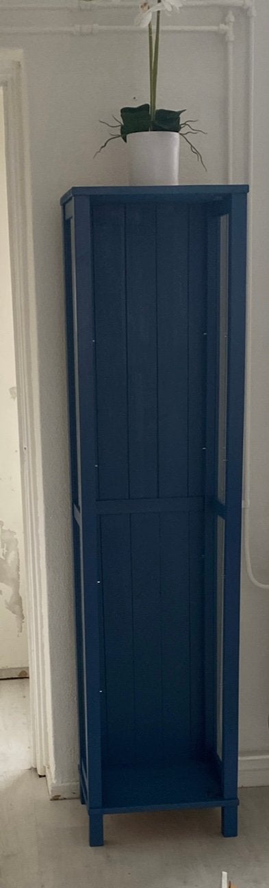 Mooie blauwe vitrinekast met 4 glazen houders, Huis en Inrichting, Kasten | Vitrinekasten, Ophalen, Minder dan 50 cm, Gebruikt