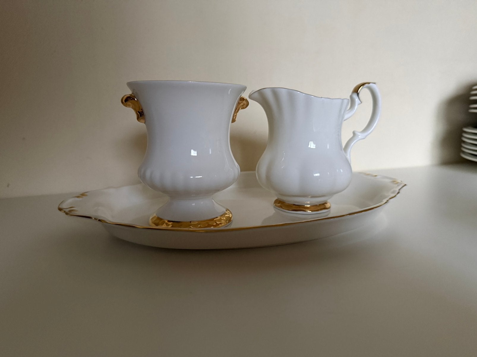 Royal Albert Val d’Or room suiker set plateau als nieuw, Ophalen of Verzenden, Zo goed als nieuw, Porselein, Kop en/of schotel