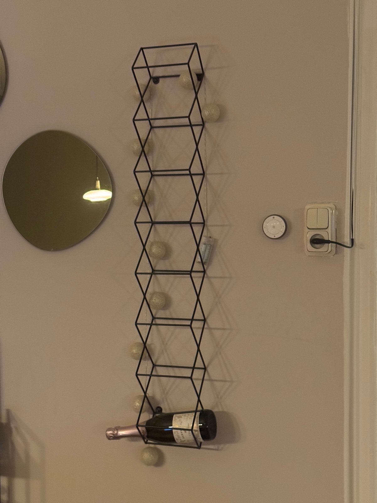 Zwart metalen wijnrek voor aan de muur, Huis en Inrichting, Ophalen, 5 tot 15 flessen, Zo goed als nieuw, 75 – 100
