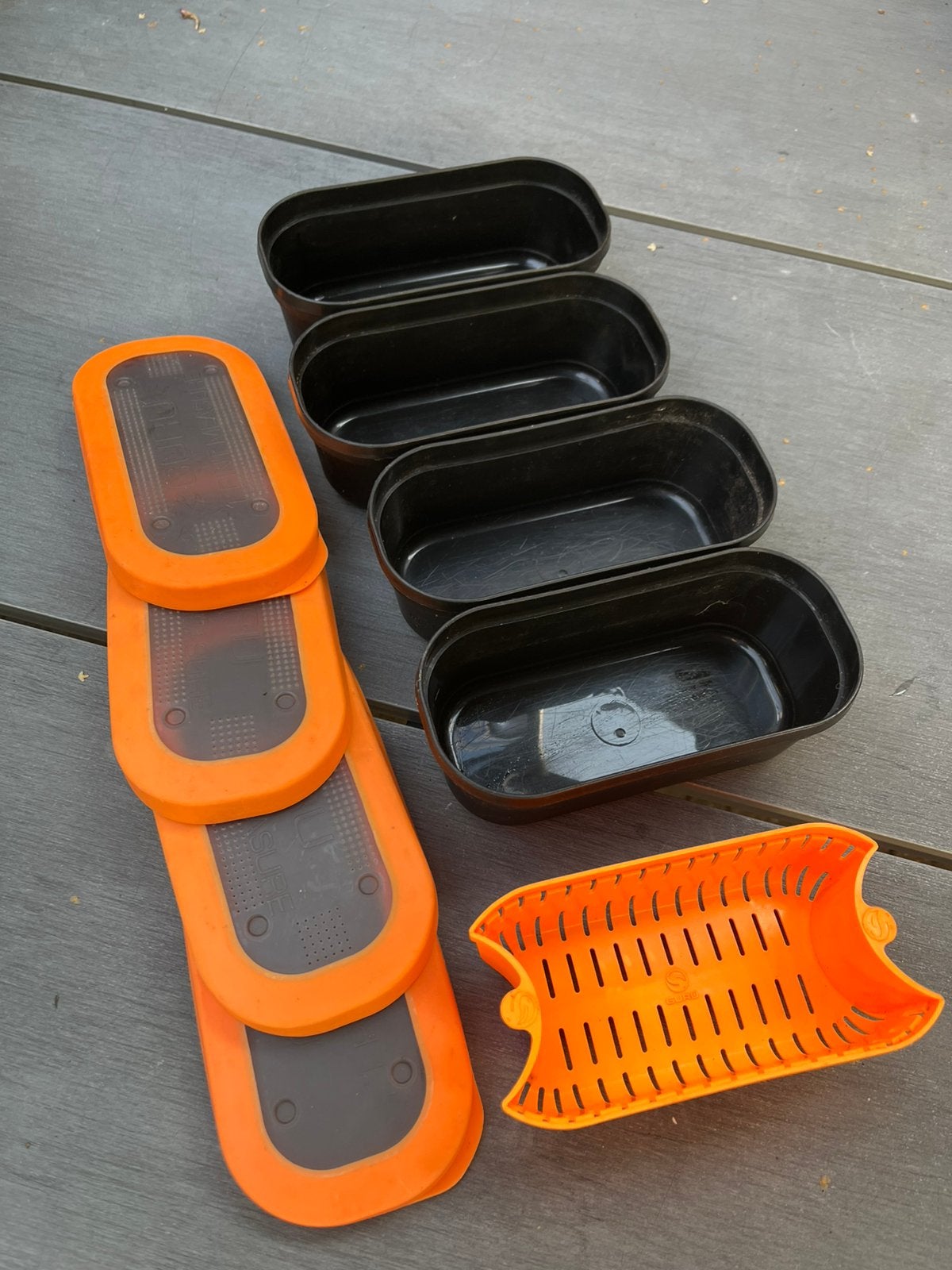 Setje Guru aasbakjes 0.57 ltr met deksel en strainer, Watersport en Boten, Hengelsport | Witvissen, Ophalen of Verzenden, Zo goed als nieuw