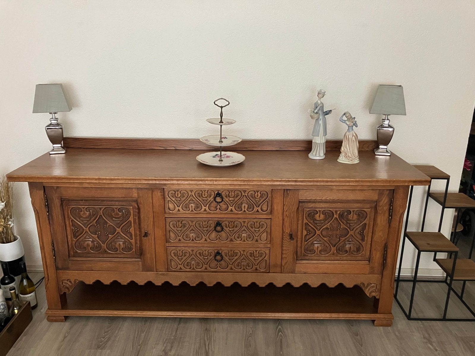 Antiek houten dressoir met handgesneden details, Ophalen