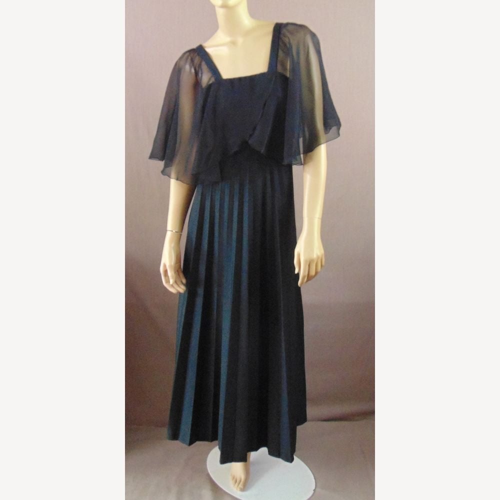 Vintage chique 70s maxi jurk met plissé rok maat M, Kleding | Dames, Maat 38/40 (M), Verzenden, Zwart, Zo goed als nieuw
