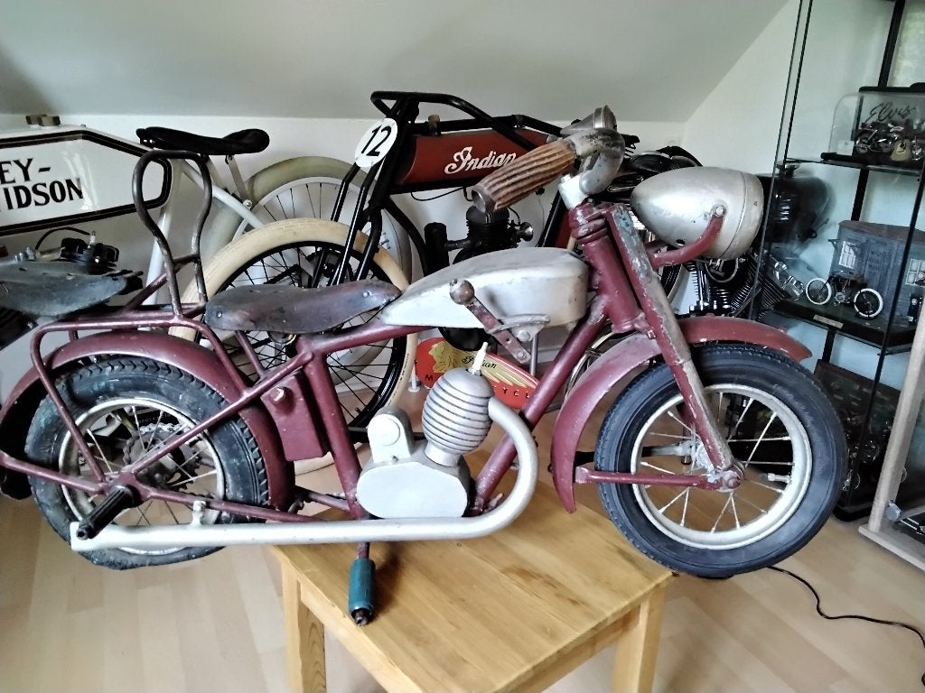 Antieke draaimolen motorfiets met verlichting, Ophalen