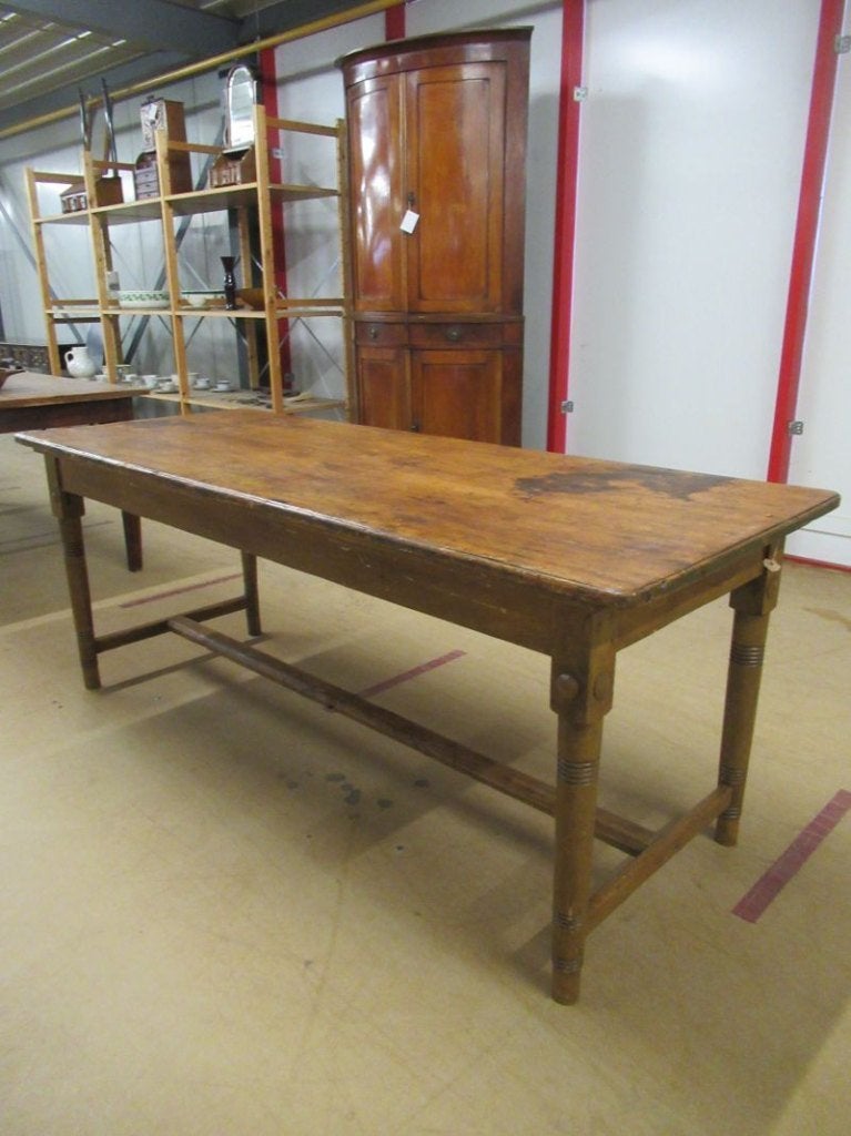 Oer 11755 lange ANTIEKE grenen tafel met mooi geleefd blad, Ophalen