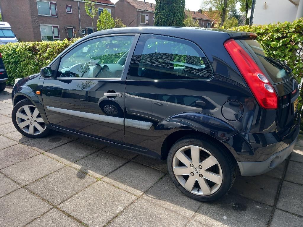 Ford Fiësta 1.3 8V 3DR 2008 Zwart APK TOT MAART '27, Auto's, 1299 cc, Stof, 40 €/maand, 4 cilinders