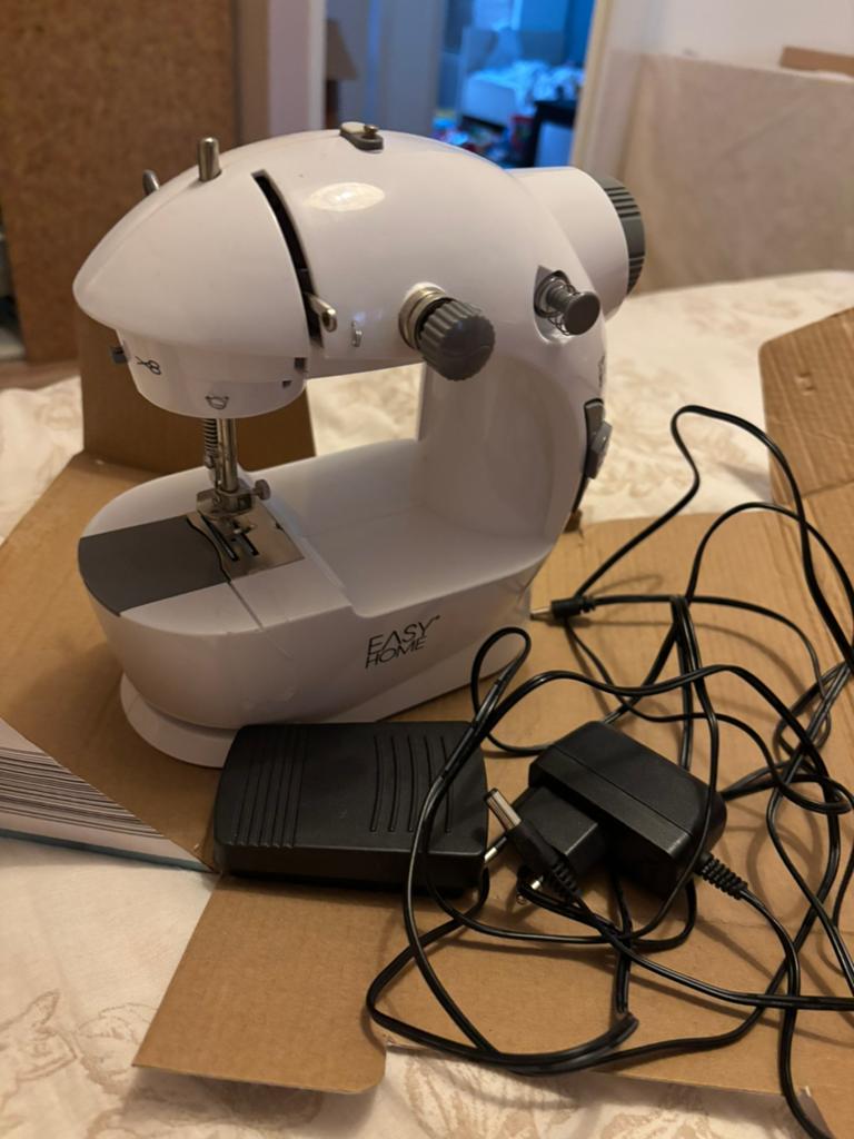 Mini sewing machine, Hobby en Vrije tijd, Ophalen, Zo goed als nieuw, Naaimachine, Overige merken