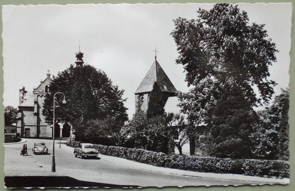 Beek bij Nijmegen - kerk - oude autos - VW Simca, Ophalen of Verzenden, 1940 tot 1960, Ongelopen, Gelderland