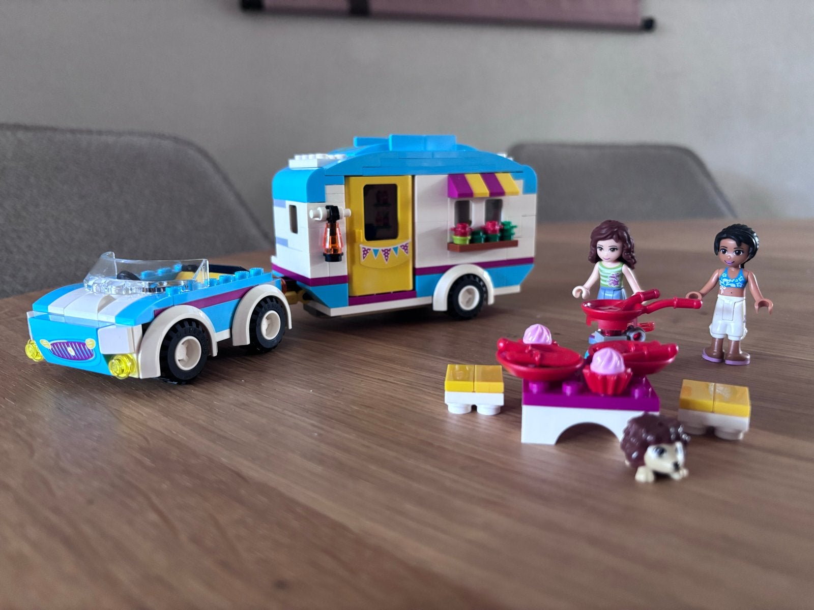Lego Friends Camper met auto en accessoires (mist parasol), Ophalen of Verzenden, Zo goed als nieuw, Overige merken