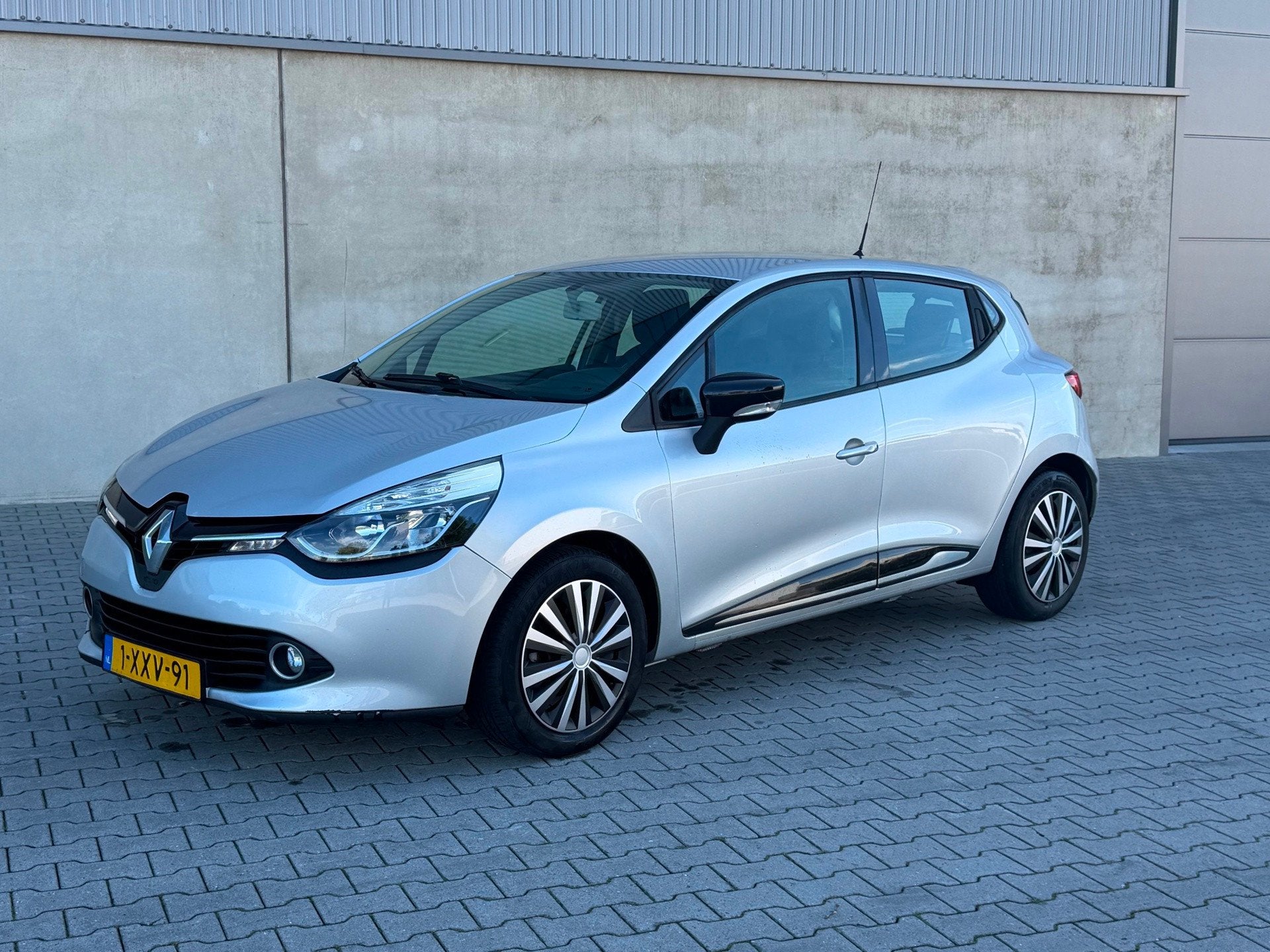 Renault Clio 1.2 16V APK 21-03-2027+LED+NAVIGATIE+CRUISE CON, Auto's, Voorwielaandrijving, Euro 5, Stof, Gebruikt