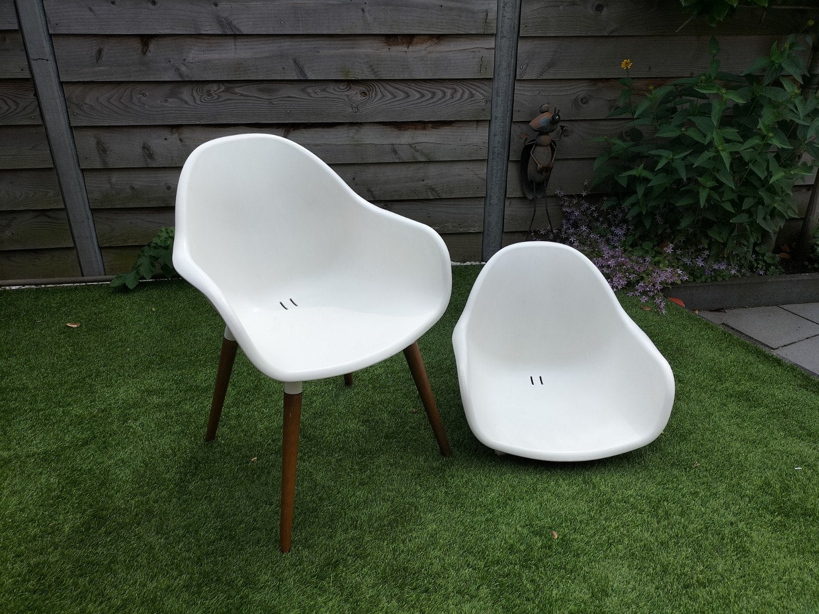 Twee witte brede kuipstoelen Odense (karwei), Ophalen, Gebruikt, Kunststof