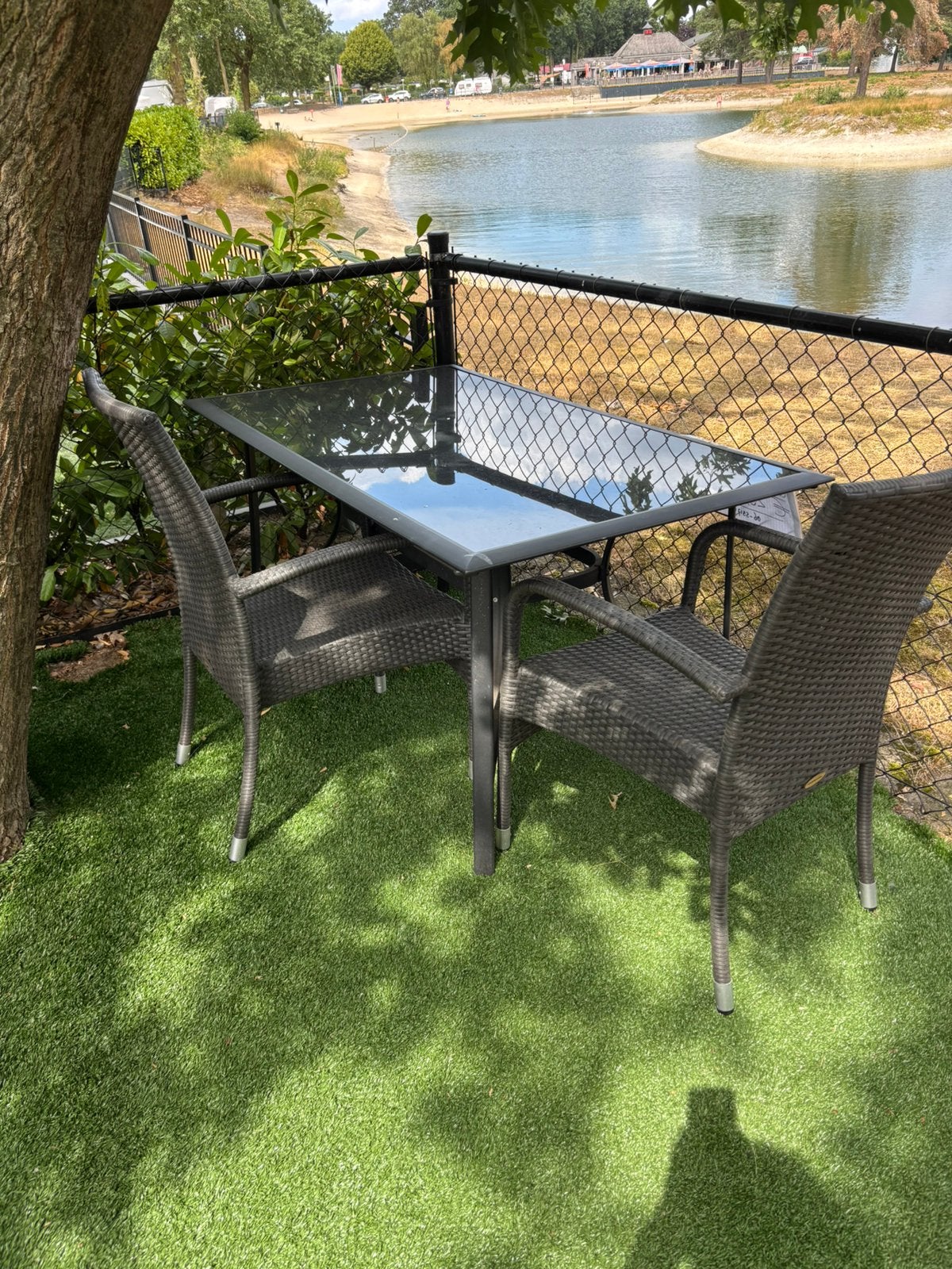 Zwarte tafel met glazen blad met 2 stoelen., Tuin en Terras, Tuinsets en Loungesets, Ophalen, Gebruikt, Aluminium