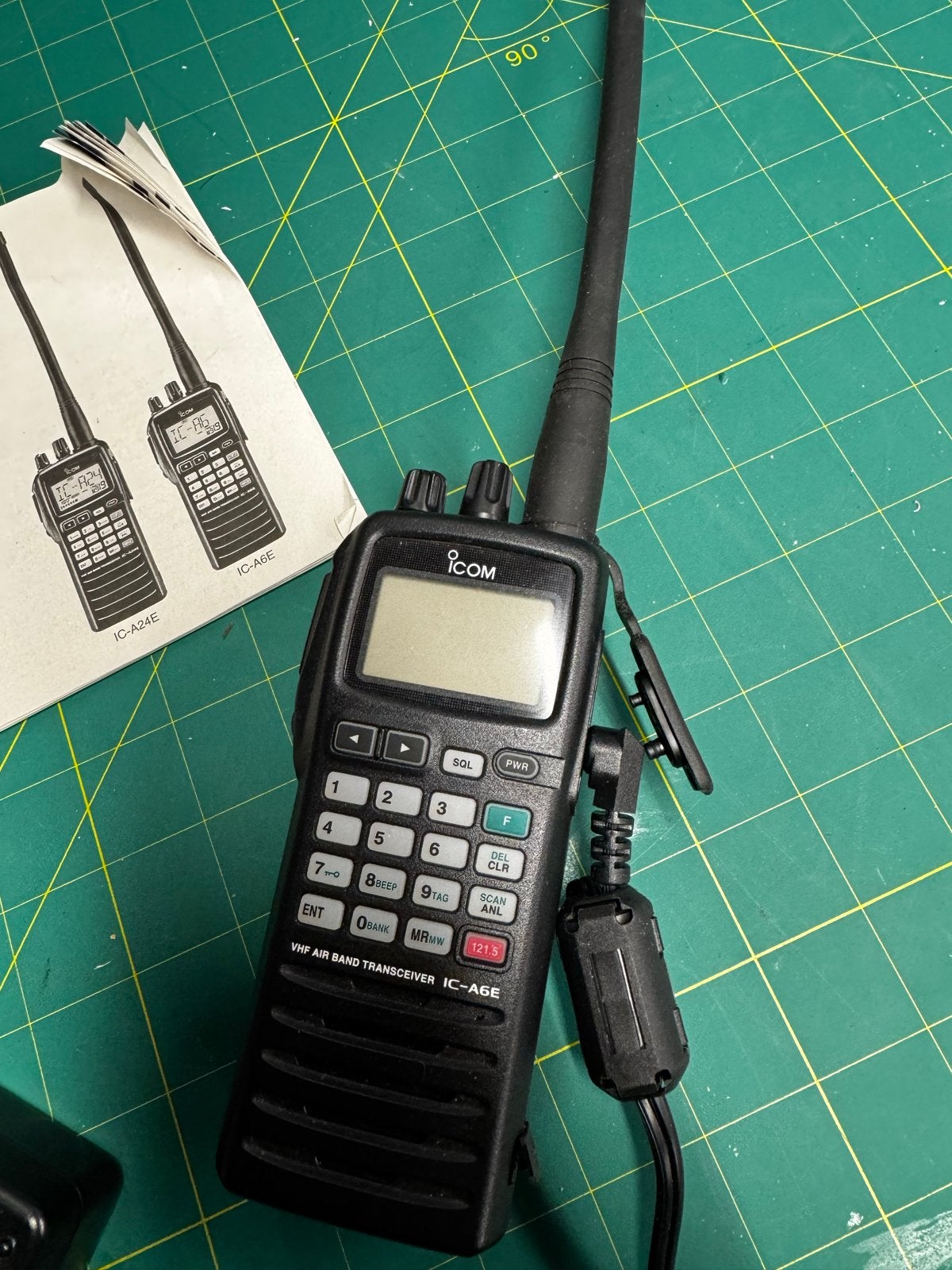 Icom IC-A6E VHF Air Band Transceiver, Telecommunicatie, Ophalen of Verzenden, Zo goed als nieuw, 5 tot 15 km, Portofoon of Walkie-talkie