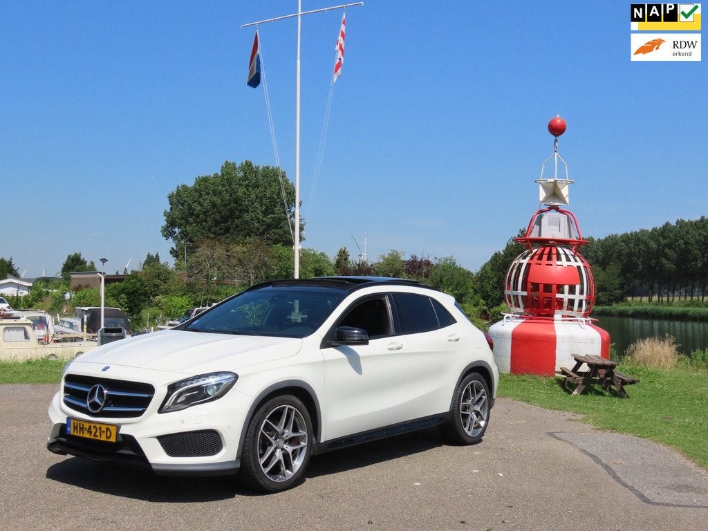 Mercedes-Benz GLA-klasse 180 Ambition *PANO *AMG-STYLING, Auto's, Gebruikt, 4 cilinders, 715 kg, 1335 kg