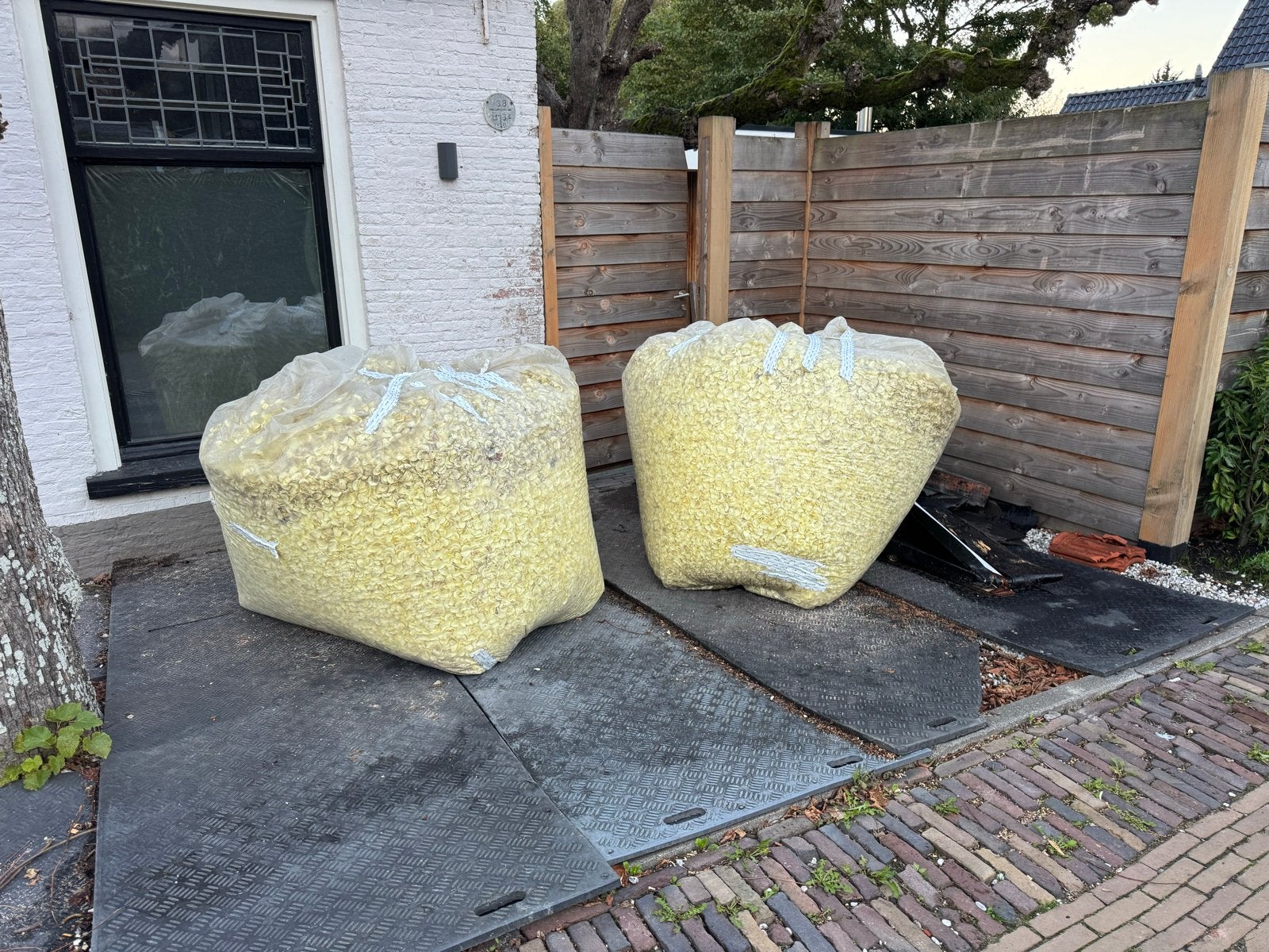 Gratis! 2 grote zakken vloer isolatie, Overige materialen, Vloerisolatie, Ophalen, Minder dan 4 cm