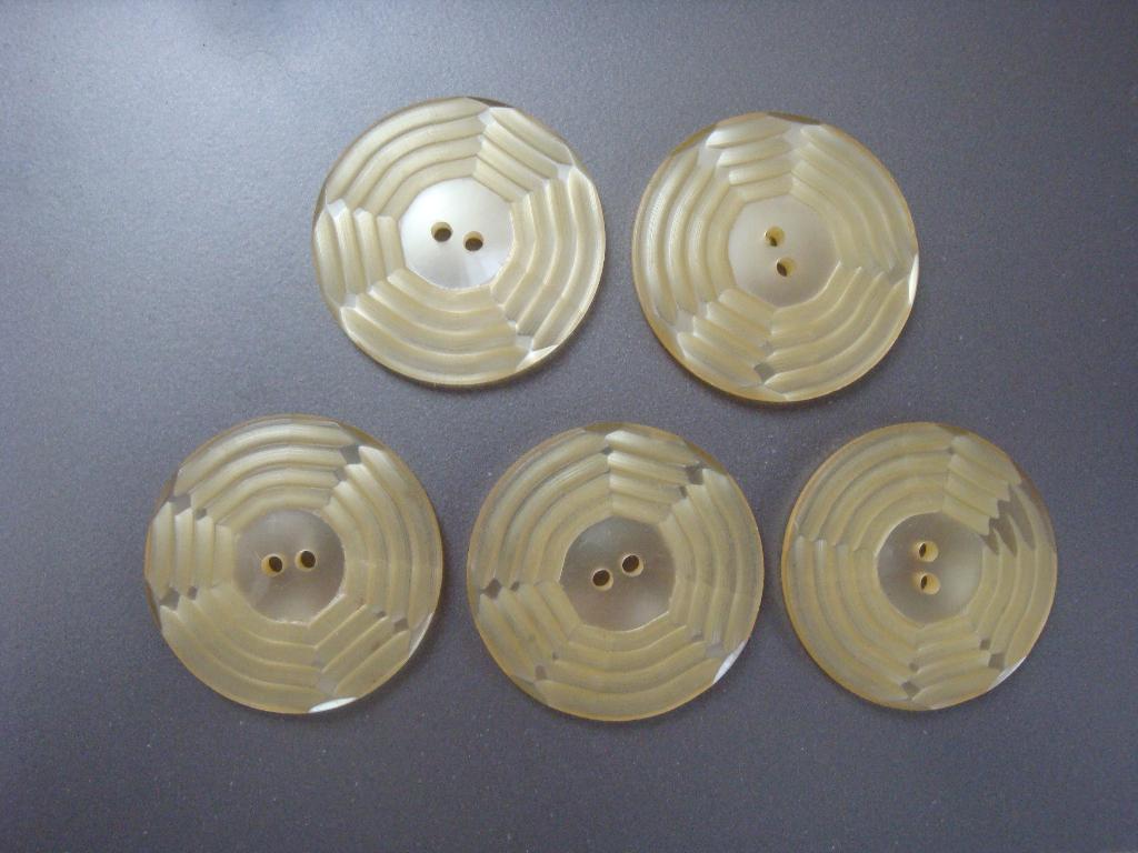 Vijf zachtgele grote vintage knopen doorsnede 3,5 cm., Hobby en Vrije tijd, Naaien en Fournituren, Ophalen of Verzenden, Zo goed als nieuw