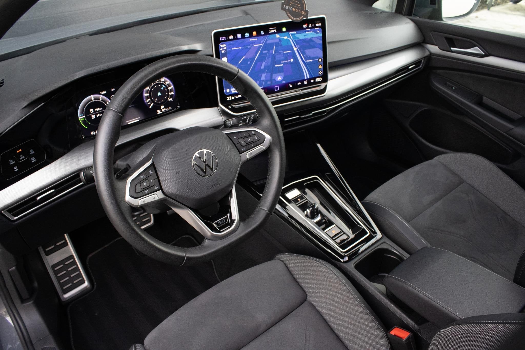 Volkswagen Golf 1.5 eHybrid 50 Edition PANO CAMERA MASSAGE K, Dealer onderhouden, 4 cilinders, Met garantie (alle), 150 min