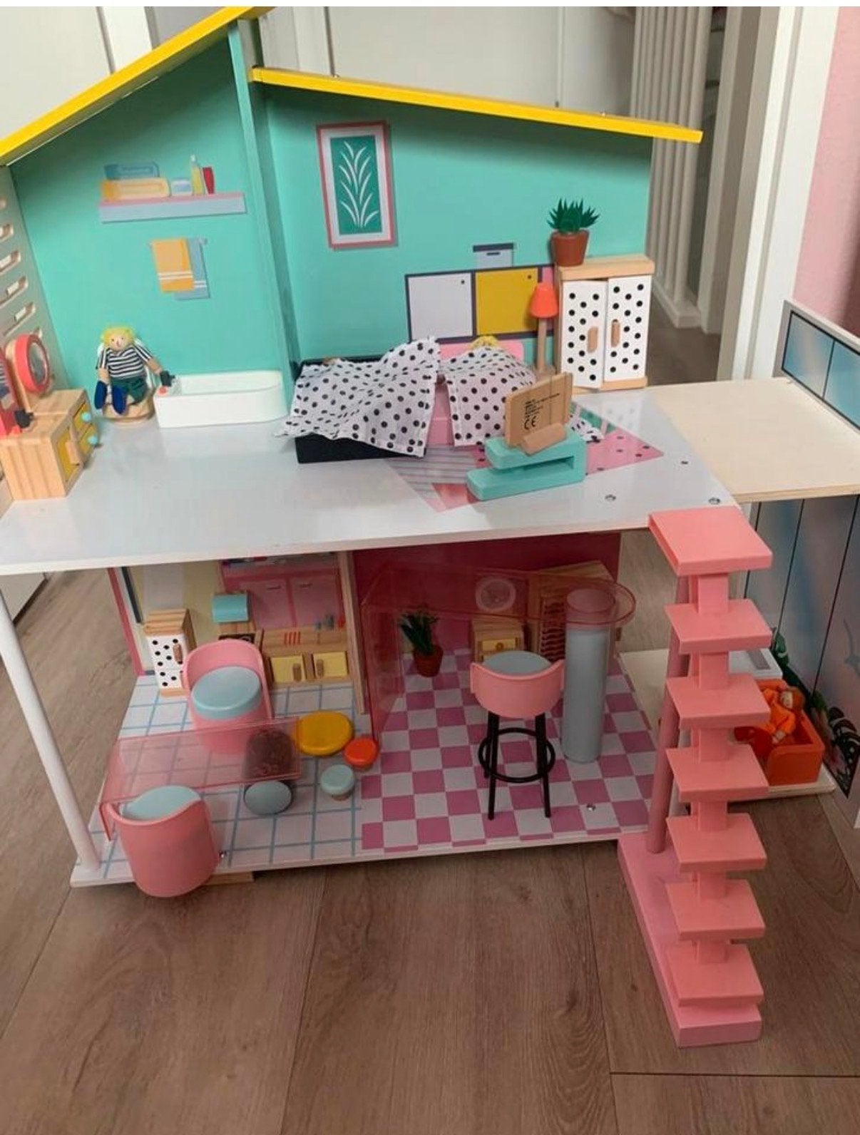 Groot en compleet poppenhuis met meubels, Kinderen en Baby's, Ophalen, Zo goed als nieuw, Poppenhuis