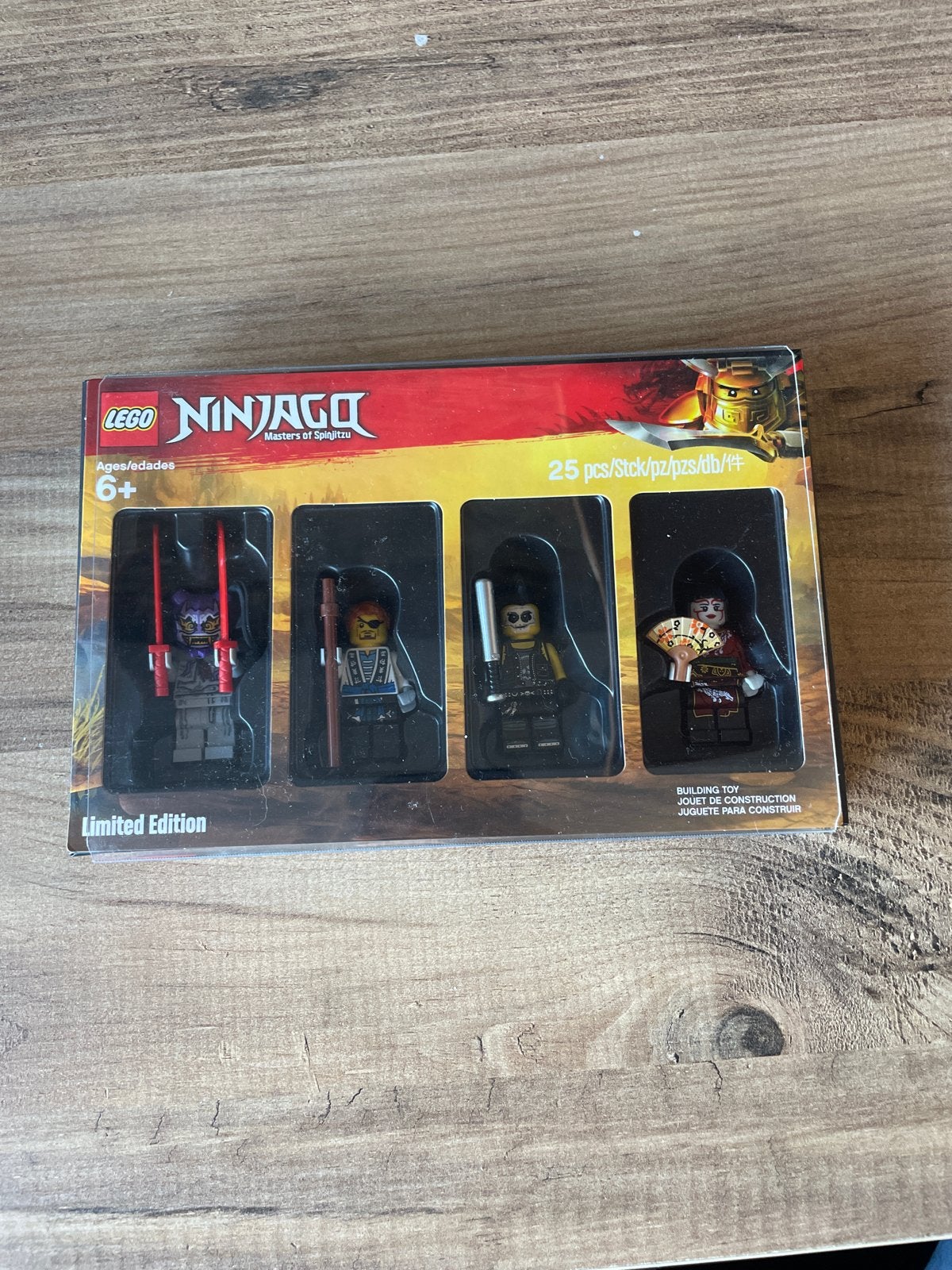 LEGO Ninjago Limited Edition Toys R Us Figuren Set 5005257, Kinderen en Baby's, Speelgoed | Duplo en Lego, Inclusief minifiguren
