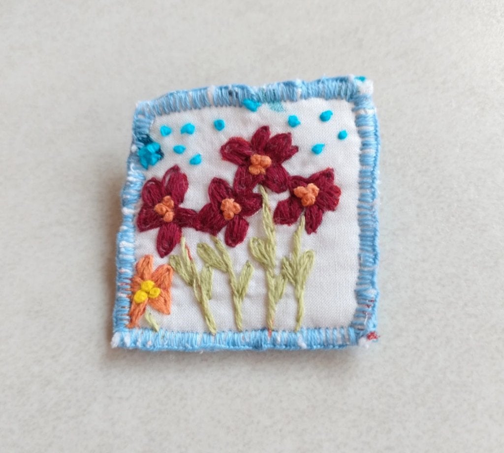 Handgemaakte broche geborduurd vierkant bloemen blauw rood, Overige materialen, 4 tot 7 cm, Blauw, Nieuw
