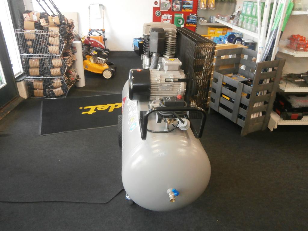 showroommodel zware airpress hk700-300   380 volt, Doe-het-zelf en Verbouw, Compressors, Ophalen, 400 tot 800 liter/min, Airpress