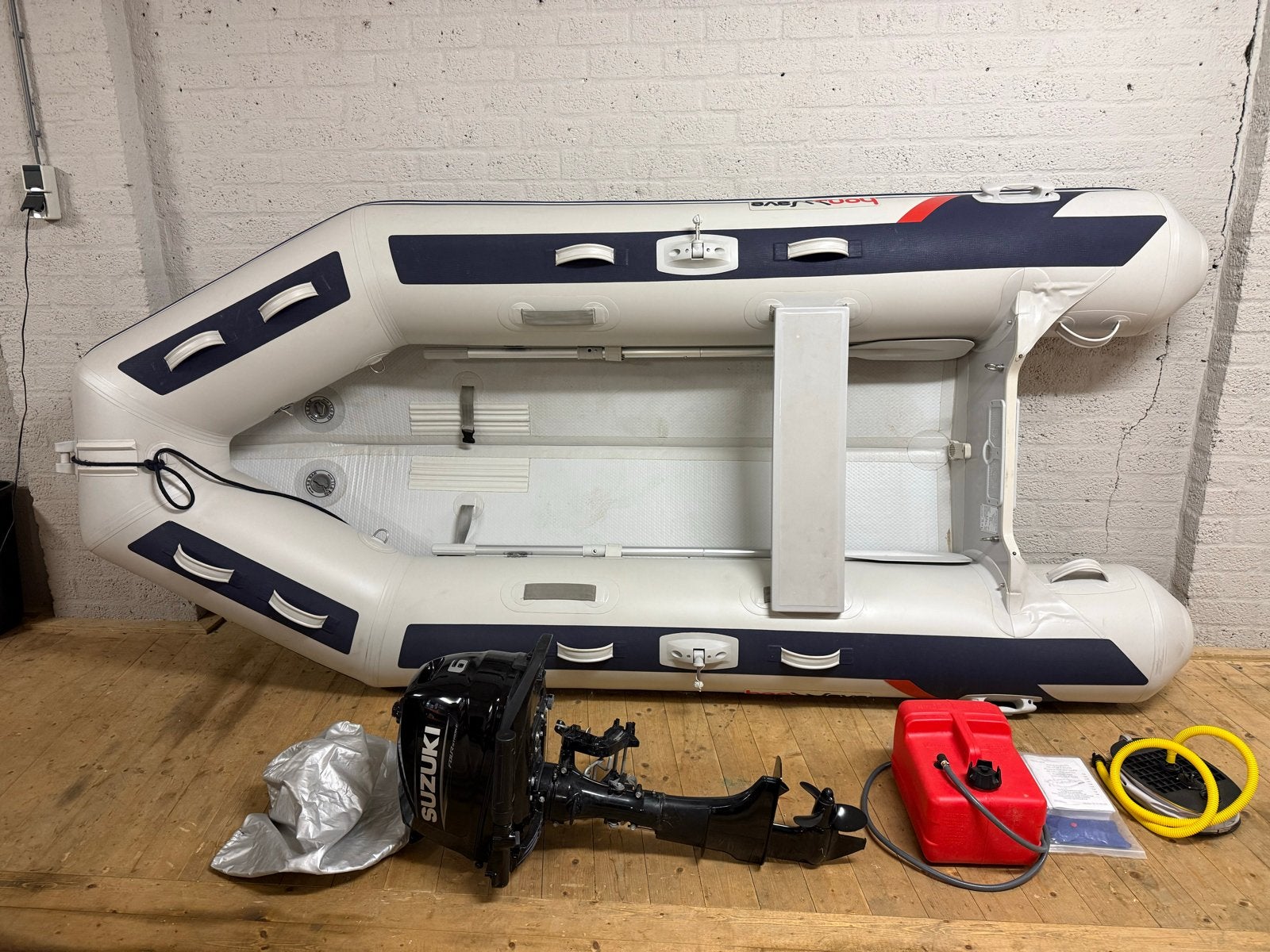 Honwave opblaasboot met Suzuki 6 pk buitenboordmotor, Watersport en Boten, Zo goed als nieuw, Overige materialen, Brandstoftank