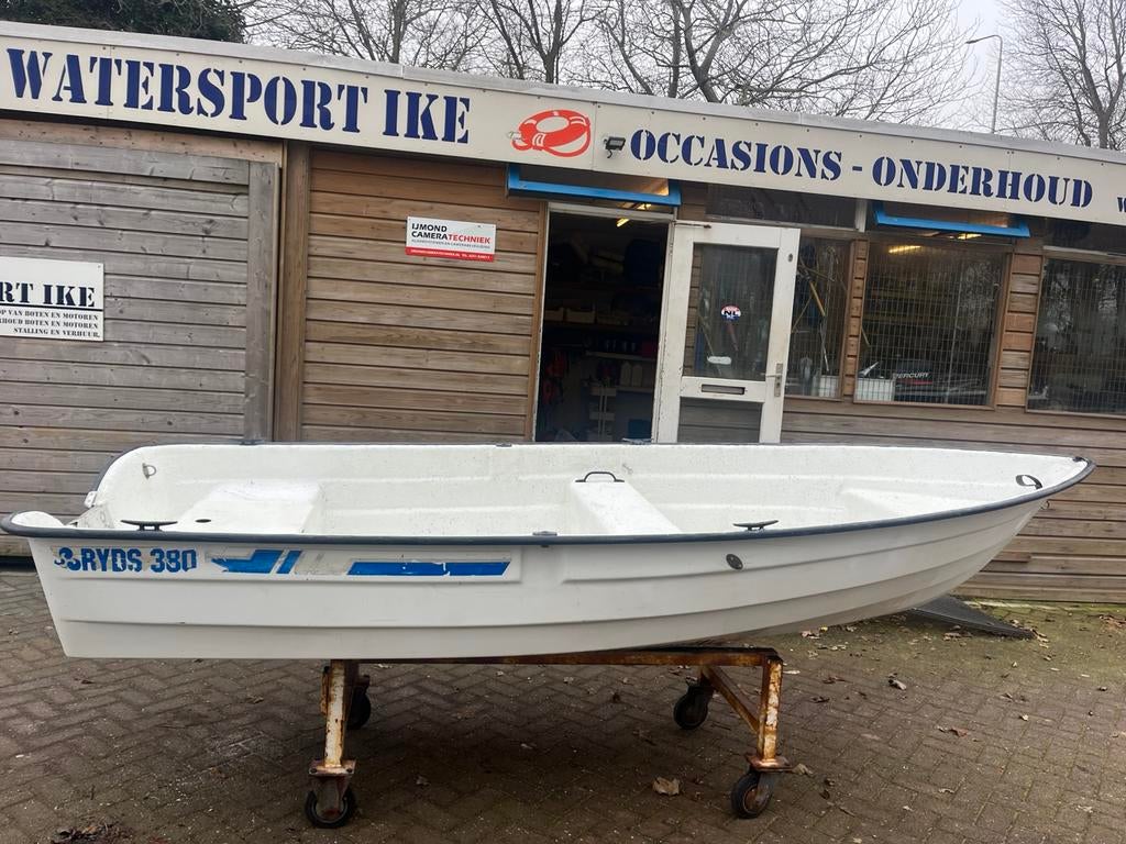 Te koop een ryds 380 polyester boot incl Johnson 4 pk 4 takt, Gebruikt, Tot 10 pk, Ophalen of Verzenden, 3 tot 6 meter