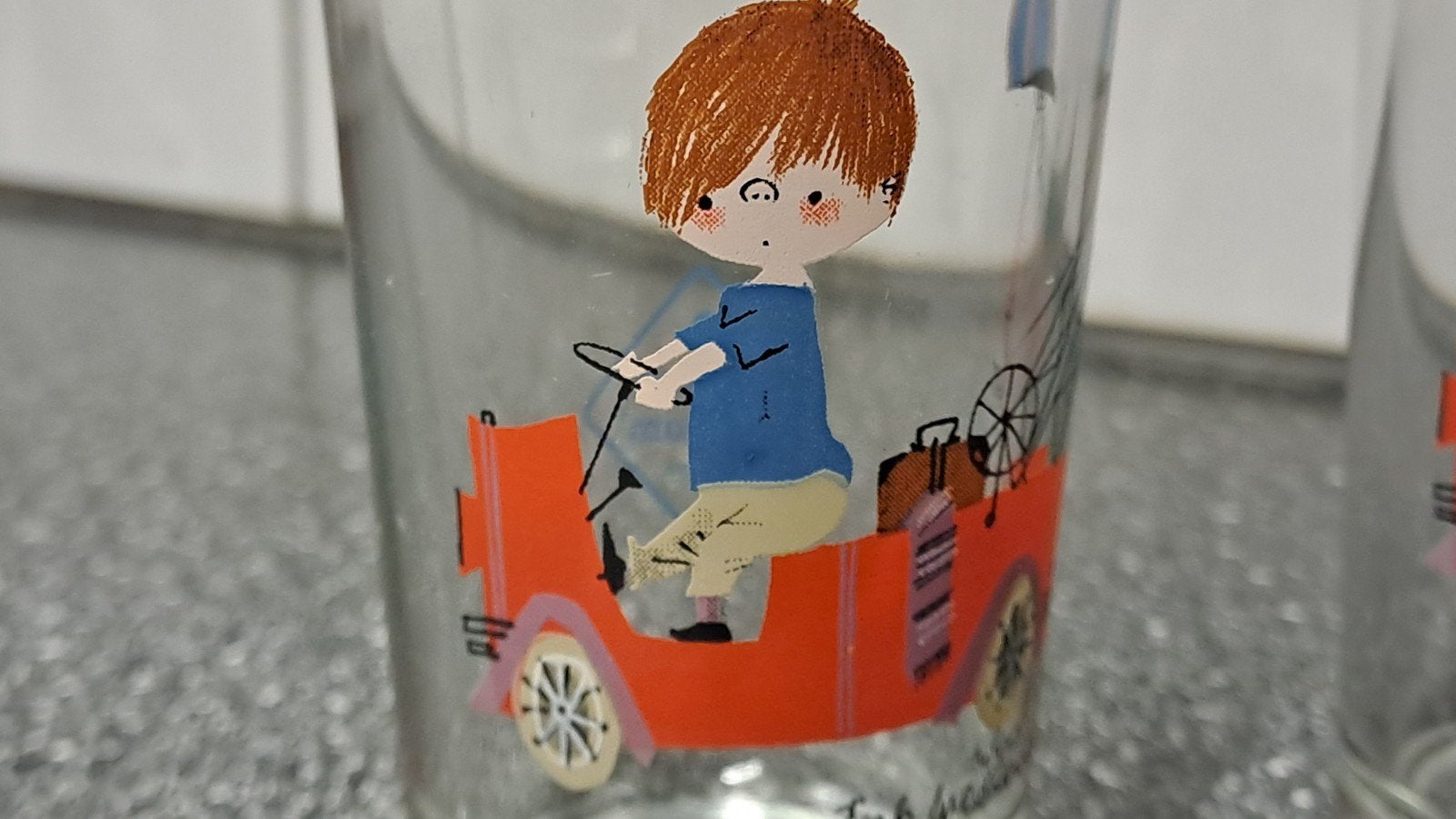2 Fiep Westerdorp glazen met jongen in auto, Huis en Inrichting, Keuken | Servies, Glas of Glazen, Fiep Amsterdam bv, Onbekend