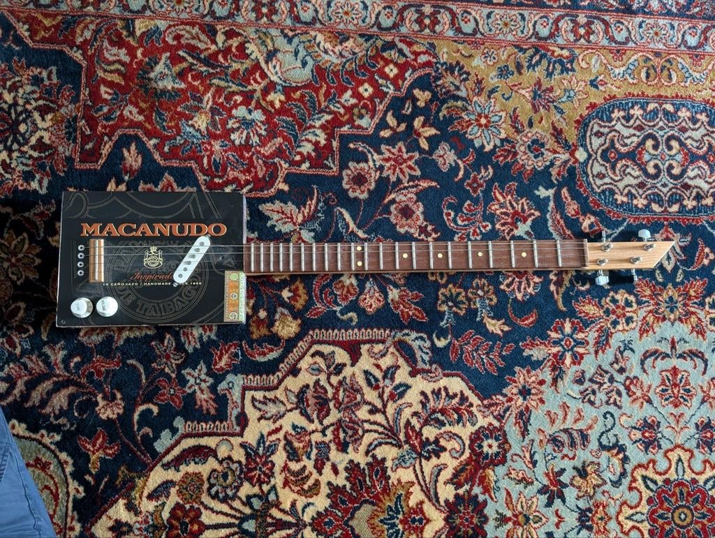 Cigarbox gitaar, Muziek en Instrumenten, Snaarinstrumenten | Gitaren | Elektrisch, Zo goed als nieuw, Solid body, Overige merken