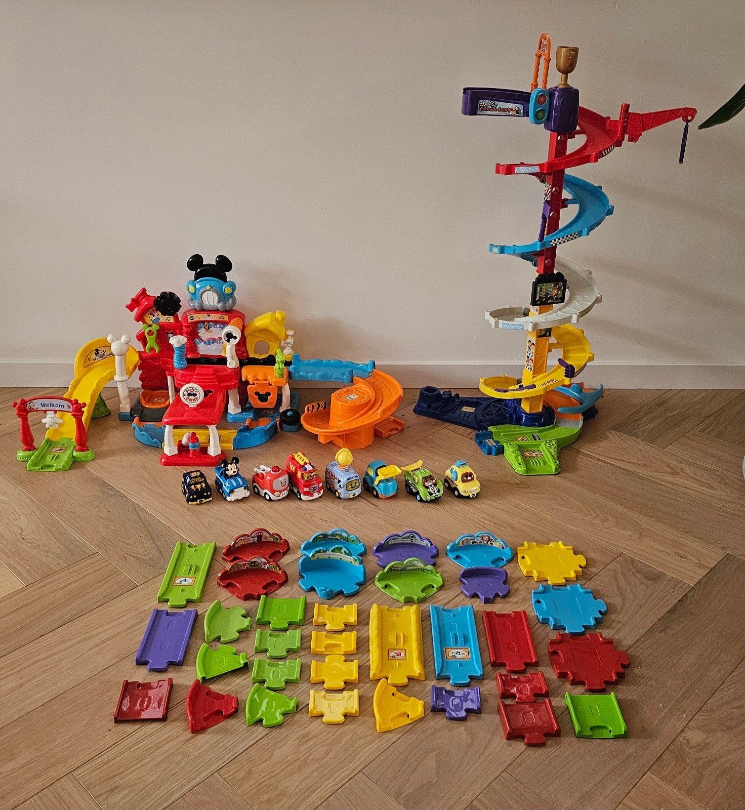 Toet Toet Mickey Mouse garage, tornado stuntpark en 11 autos, Ophalen, Zo goed als nieuw, 2 tot 4 jaar