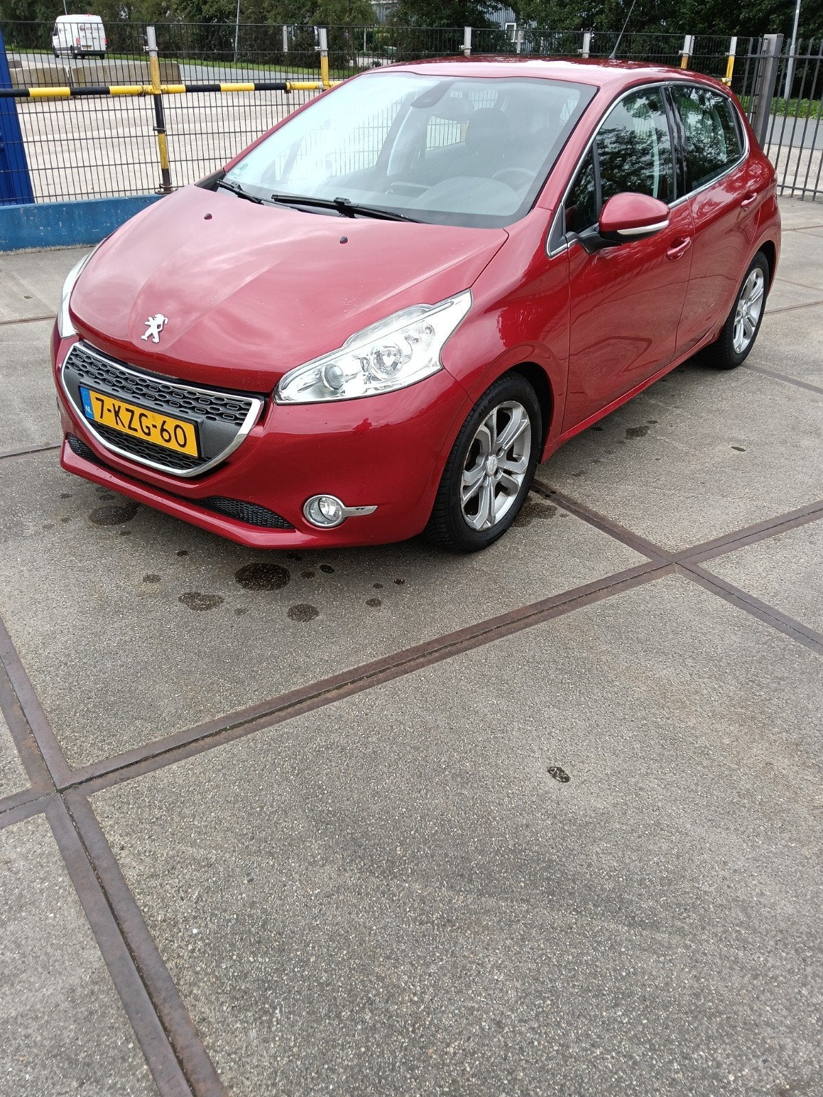Peugeot 208 1.6 VTI 88KW/120PK 5-D 2013 Rood, Voorwielaandrijving, Euro 5, Stof, Zwart