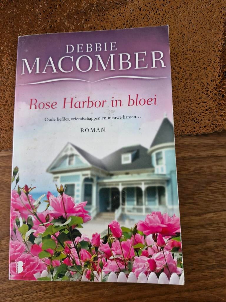 Debbie Macomber - Rose Harbor in bloei, Boeken, Ophalen of Verzenden, Gelezen, Debbie Macomber, Amerika