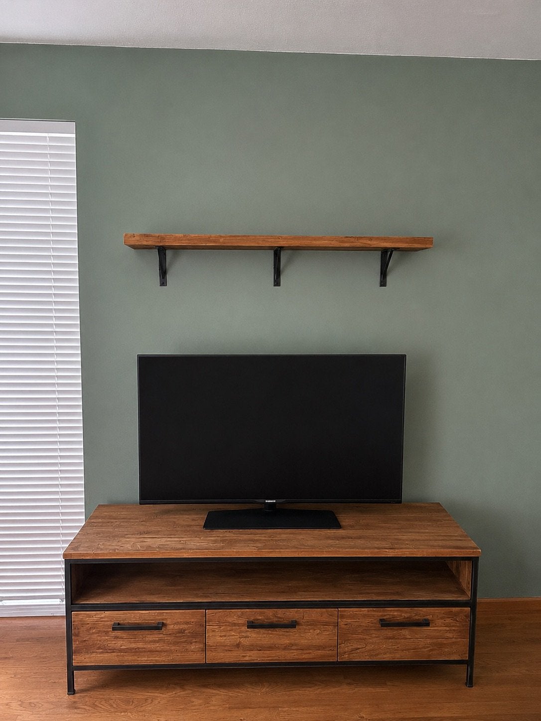 Romaro TV meubel en wandplank, Ophalen, 100 tot 150 cm, Teakhout, Zo goed als nieuw