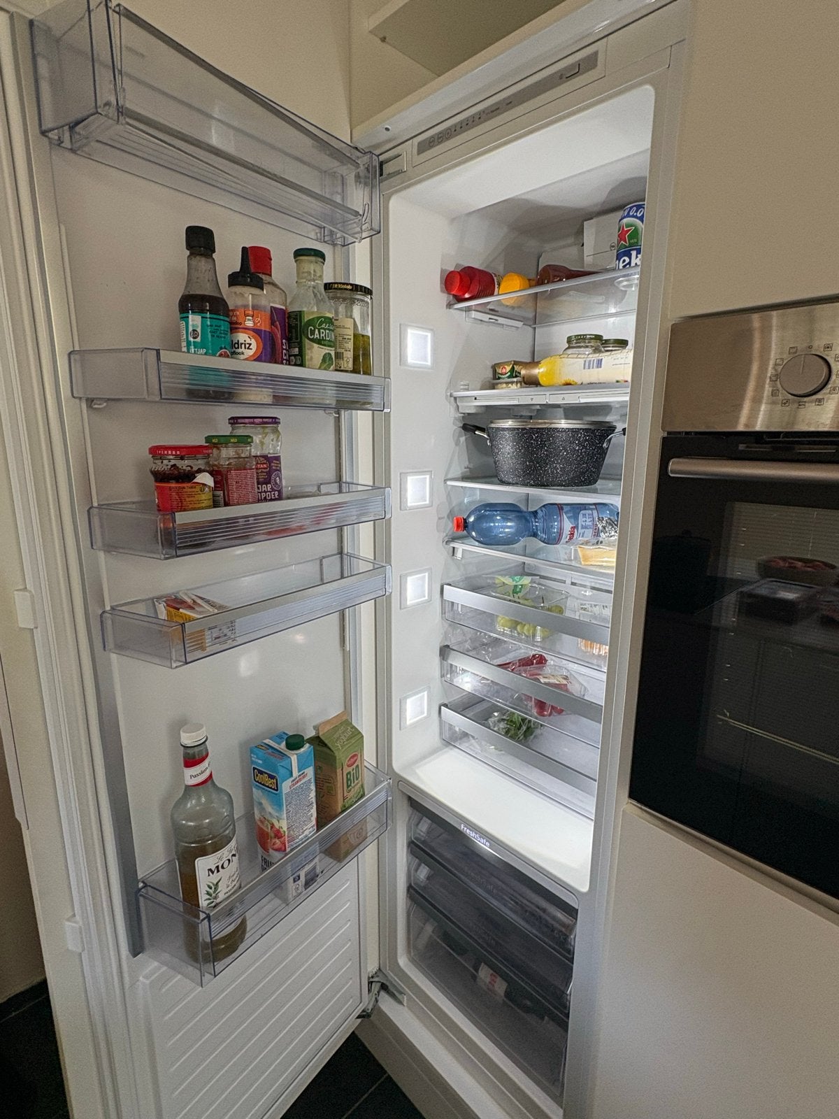 Foto 4 van Keukenwand met Samsung oven en Neff koelkast
