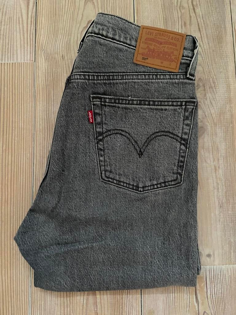 Levi’s 501 - W26 / L30 - lichtgrijs, Ophalen of Verzenden, Gedragen, Grijs, W27 (confectie 34) of kleiner
