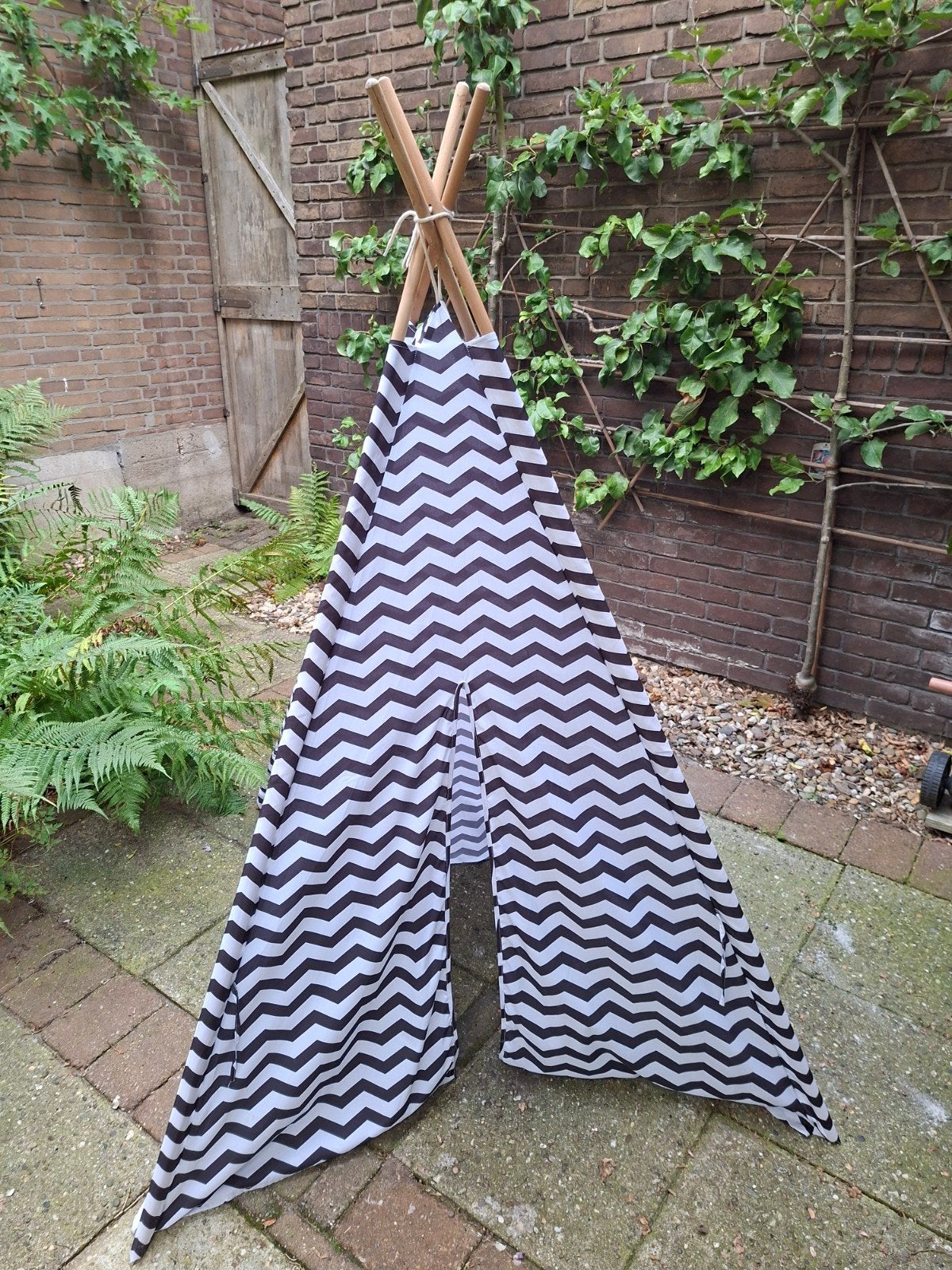 Tipi Indianen Tent Zwart Wit Patroon met Houten Palen, Ophalen, Zo goed als nieuw, Jongen of Meisje