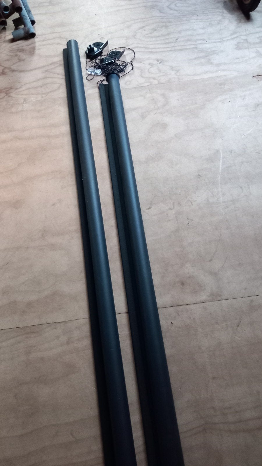 Twee zwarte rolgordijnen met bediening, Doe-het-zelf en Verbouw, Rolluiken, Ophalen, Gebruikt, Overige kleuren, 200 cm of meer