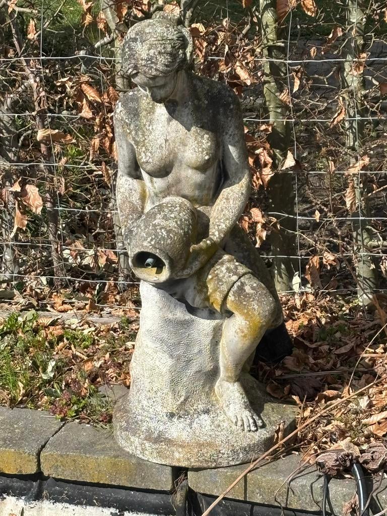 stenen beeld van vrouw met kruik, Tuin en Terras, Tuinbeelden, Gebruikt, Mensenbeeld, Beton, Ophalen