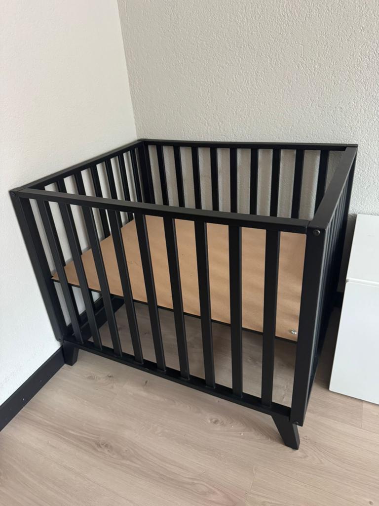 TWF Box Zwart - 98x78x77cm, inclusief matras, Ophalen, Zo goed als nieuw, Rechthoekig