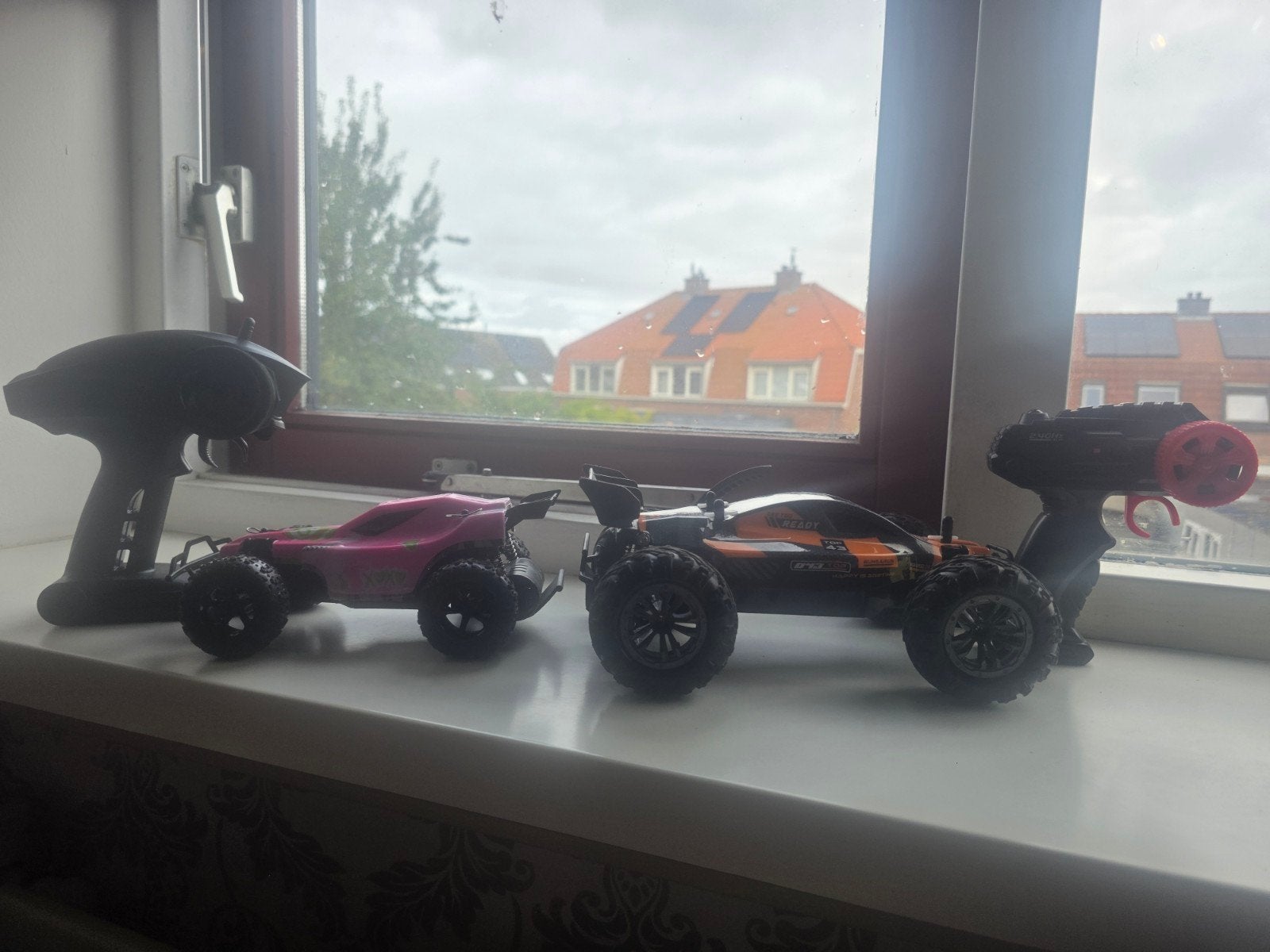2 bestuurbare auto's, Hobby en Vrije tijd, Modelbouw | Radiografisch | Auto's, Auto offroad, Zo goed als nieuw, Overige schalen