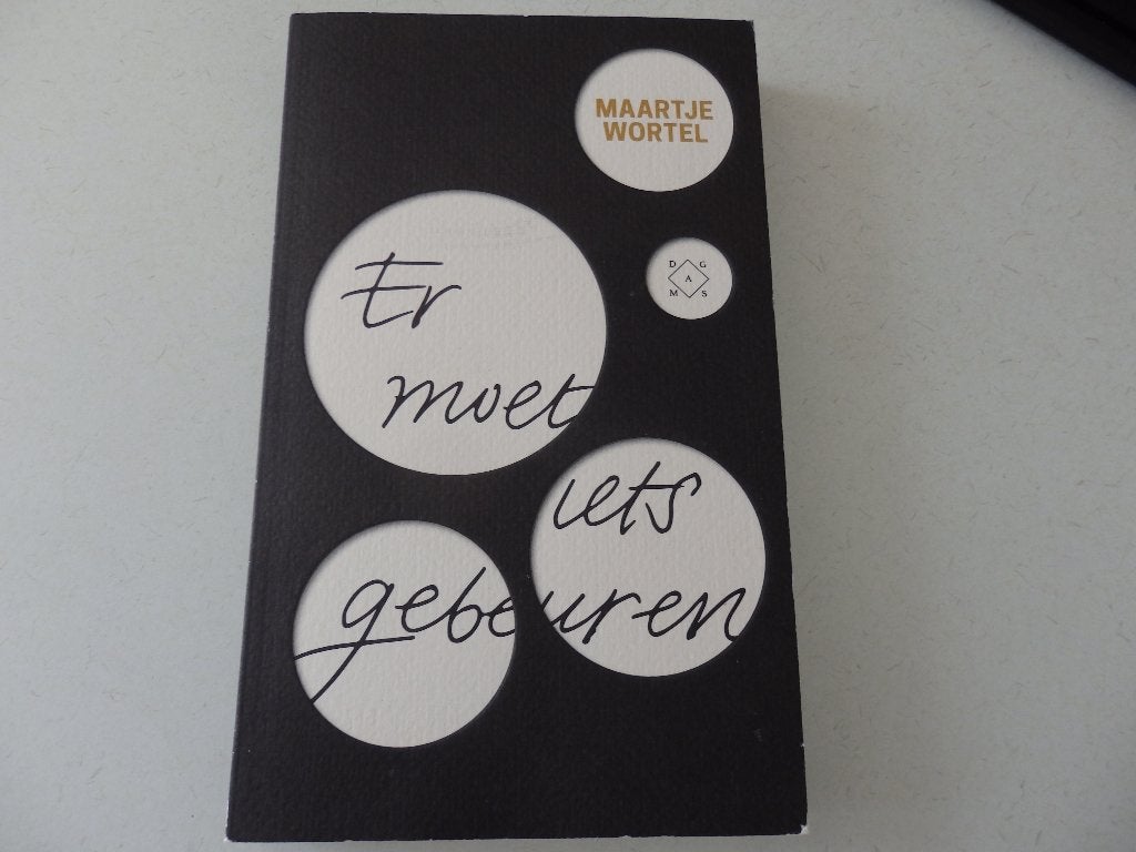 Er moet iets gebeuren,  Maartje Wortel, Ophalen of Verzenden, Zo goed als nieuw