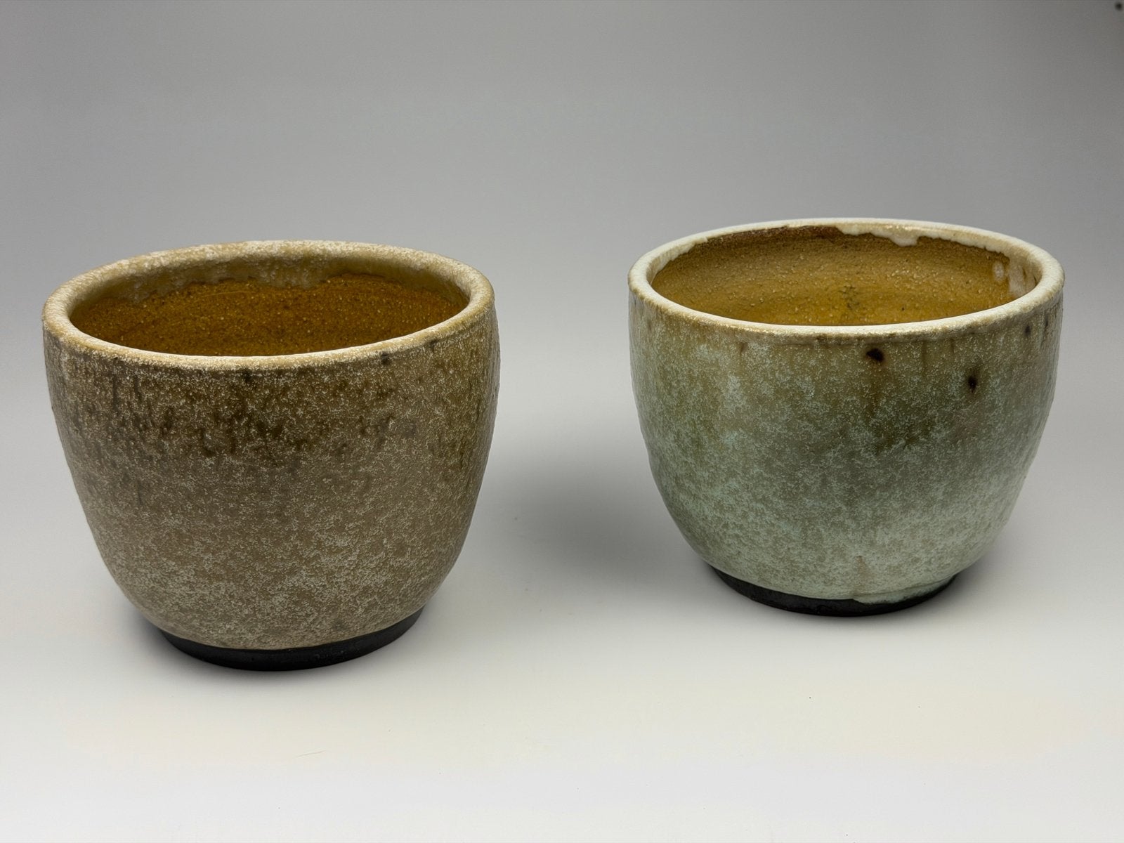 Pieter Groeneveldt – set van 2 keramieken kopjes, Tuin en Terras, Ophalen, Rond, Zo goed als nieuw, Aardewerk