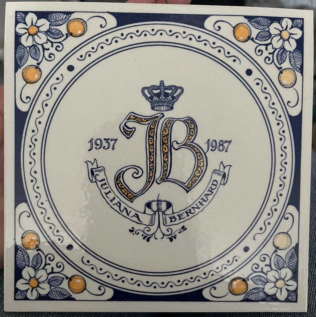 Tegeltje Delfts Blauw 50 jarig huwelijk Juliana & Bernhard, Ophalen of Verzenden